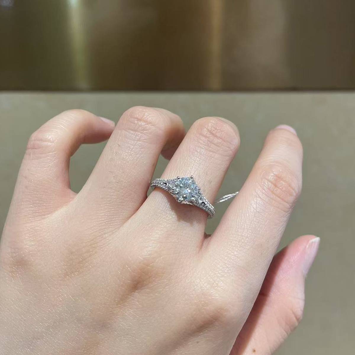 轻奢圆钻女戒S925银镀白金定制选款主石莫桑钻1.0ct/副石高碳钻